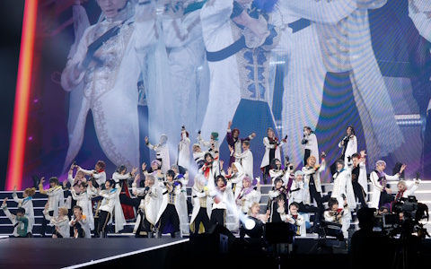 ミュージカル「刀剣乱舞」十周年記念公演「目出度歌誉花舞 十周年祝賀祭」の舞台写真が到着！東京ドームの熱狂をお届け