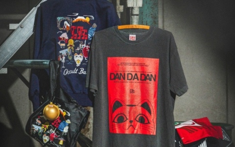 TVアニメ「ダンダダン」モモやオカルンたちの描きおろしイラストを使用したホラーTシャツや金の玉トートバッグなどがMANGART BEAMSより登場！