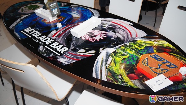 「ベイブレード」コンセプトバー常設店「BEYBLADE BAR TOKYO」内覧会レポート！歴代のシリーズを楽しめる展示やメニューに加え、フリーバトルコーナーもの画像2