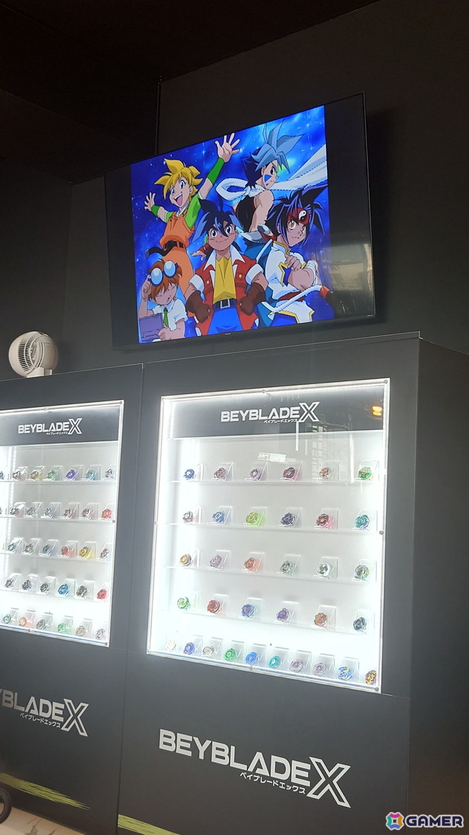 「ベイブレード」コンセプトバー常設店「BEYBLADE BAR TOKYO」内覧会レポート！歴代のシリーズを楽しめる展示やメニューに加え、フリーバトルコーナーもの画像