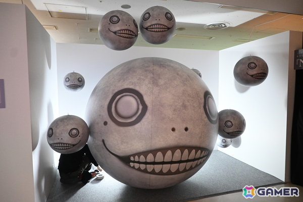 【ネタバレ注意】「NieR」シリーズファン必見の展示会をレポート！初期ゲーム企画書や等身大“ママ”など見どころ満載の画像3