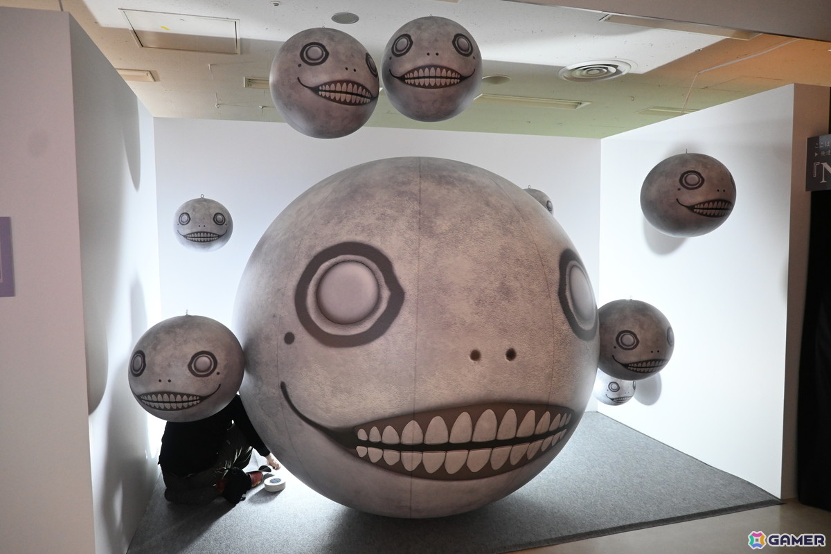 【ネタバレ注意】「NieR」シリーズファン必見の展示会をレポート！初期ゲーム企画書や等身大“ママ”など見どころ満載の画像