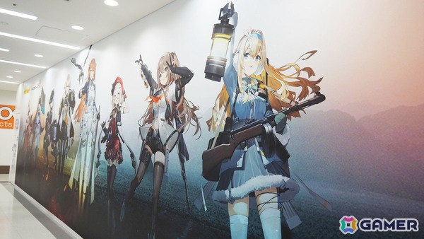 「ドールズフロントライン2:エクシリウム」POPUPが秋葉原ラジオ会館で開催中!新作グッズの販売に加えてイラストパネルやフィギュアなどの展示もの画像