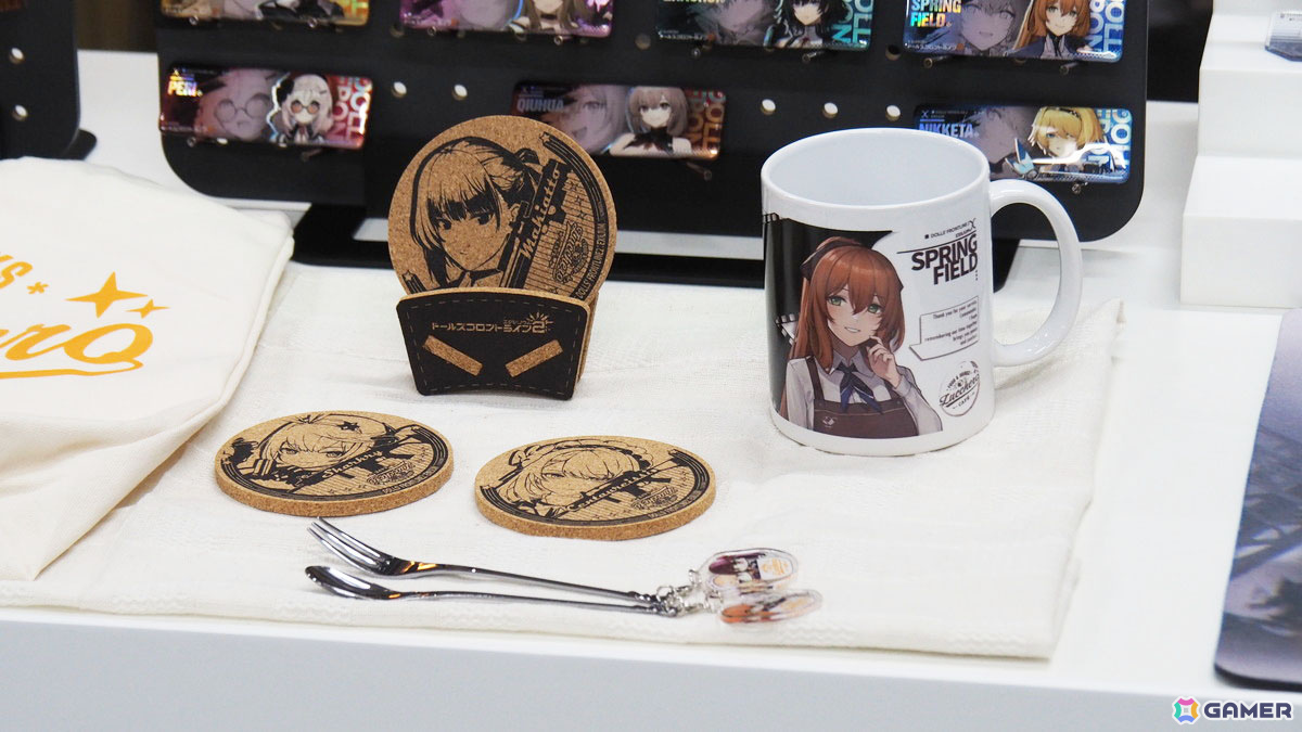 「ドールズフロントライン2：エクシリウム」POPUPが秋葉原ラジオ会館で開催中！新作グッズの販売に加えてイラストパネルやフィギュアなどの展示もの画像8