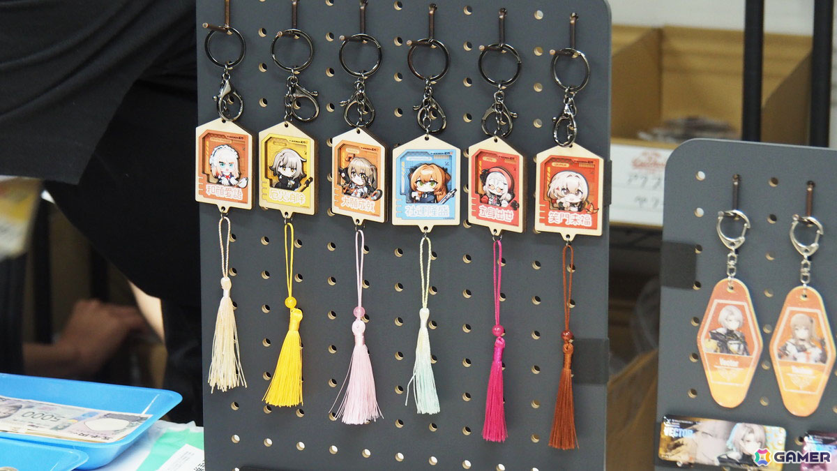 「ドールズフロントライン2：エクシリウム」POPUPが秋葉原ラジオ会館で開催中！新作グッズの販売に加えてイラストパネルやフィギュアなどの展示もの画像9