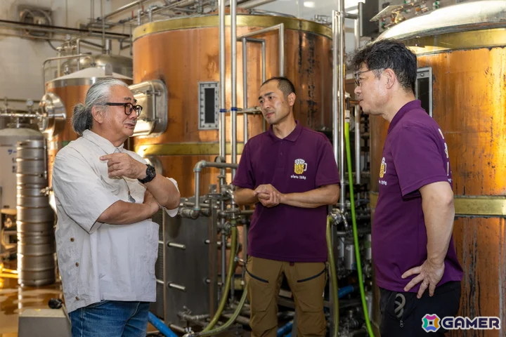 タンクを前に、世嬉の一酒造のお二人にビール造りについて質問をする植松氏