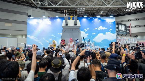「勝利の女神：NIKKE」水着衣装の公式コスプレイヤーステージやアドマイアー号のフォトスポットに大盛りあがり！コミックマーケット106の出展レポートが到着の画像1