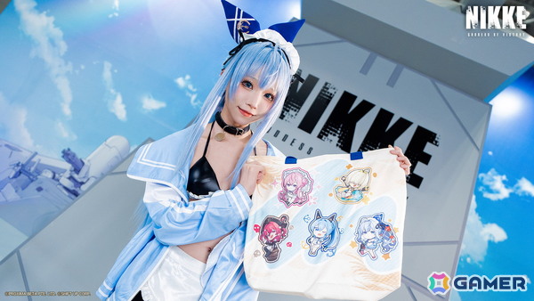 「勝利の女神：NIKKE」水着衣装の公式コスプレイヤーステージやアドマイアー号のフォトスポットに大盛りあがり！コミックマーケット106の出展レポートが到着の画像10