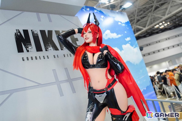 「勝利の女神：NIKKE」水着衣装の公式コスプレイヤーステージやアドマイアー号のフォトスポットに大盛りあがり！コミックマーケット106の出展レポートが到着の画像12