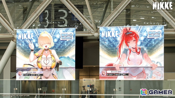 「勝利の女神：NIKKE」水着衣装の公式コスプレイヤーステージやアドマイアー号のフォトスポットに大盛りあがり！コミックマーケット106の出展レポートが到着の画像15