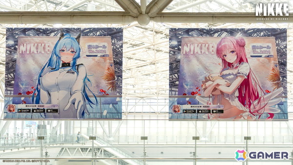 「勝利の女神：NIKKE」水着衣装の公式コスプレイヤーステージやアドマイアー号のフォトスポットに大盛りあがり！コミックマーケット106の出展レポートが到着の画像16