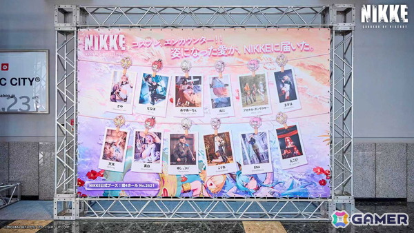 「勝利の女神：NIKKE」水着衣装の公式コスプレイヤーステージやアドマイアー号のフォトスポットに大盛りあがり！コミックマーケット106の出展レポートが到着の画像19