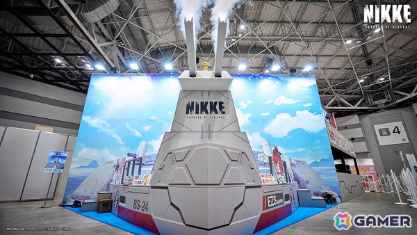 「勝利の女神：NIKKE」水着衣装の公式コスプレイヤーステージやアドマイアー号のフォトスポットに大盛りあがり！コミックマーケット106の出展レポートが到着の画像2