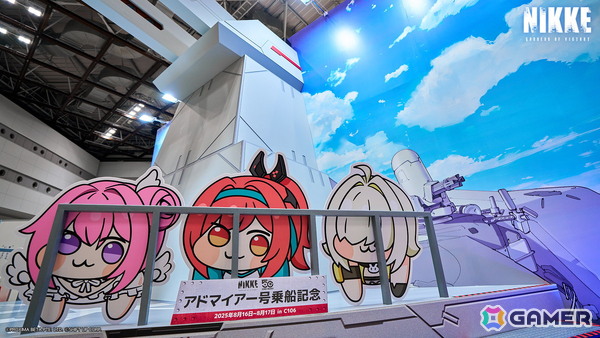 「勝利の女神：NIKKE」水着衣装の公式コスプレイヤーステージやアドマイアー号のフォトスポットに大盛りあがり！コミックマーケット106の出展レポートが到着の画像3