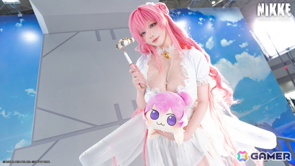 「勝利の女神：NIKKE」水着衣装の公式コスプレイヤーステージやアドマイアー号のフォトスポットに大盛りあがり！コミックマーケット106の出展レポートが到着の画像6