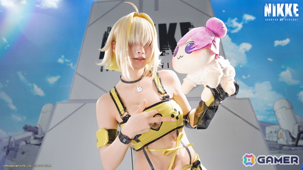 「勝利の女神：NIKKE」水着衣装の公式コスプレイヤーステージやアドマイアー号のフォトスポットに大盛りあがり！コミックマーケット106の出展レポートが到着の画像7