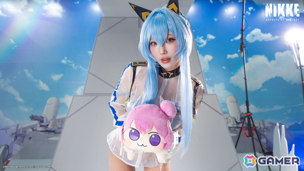 「勝利の女神：NIKKE」水着衣装の公式コスプレイヤーステージやアドマイアー号のフォトスポットに大盛りあがり！コミックマーケット106の出展レポートが到着の画像8