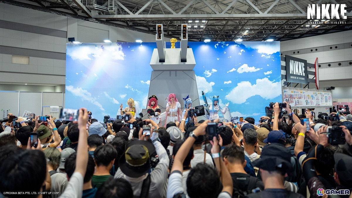 「勝利の女神:NIKKE」水着衣装の公式コスプレイヤーステージやアドマイアー号のフォトスポットに大盛りあがり!コミックマーケット106の出展レポートが到着の画像