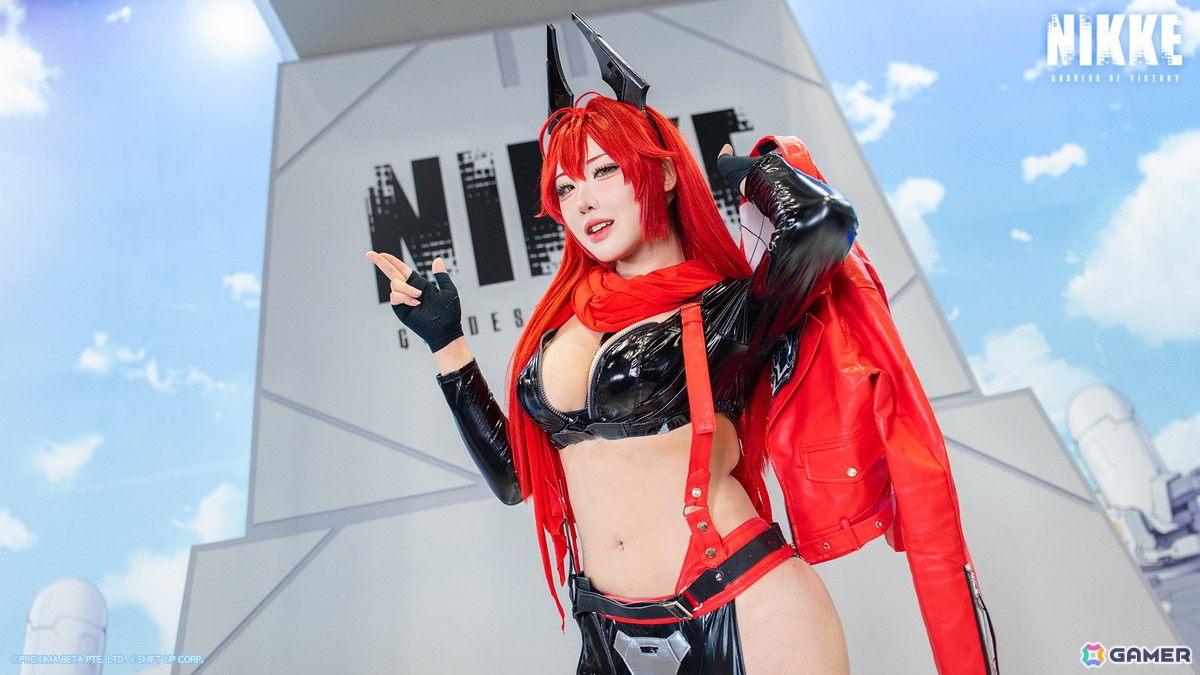 「勝利の女神:NIKKE」水着衣装の公式コスプレイヤーステージやアドマイアー号のフォトスポットに大盛りあがり!コミックマーケット106の出展レポートが到着の画像