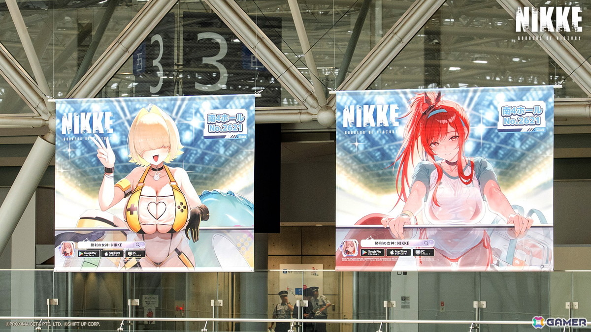 「勝利の女神:NIKKE」水着衣装の公式コスプレイヤーステージやアドマイアー号のフォトスポットに大盛りあがり!コミックマーケット106の出展レポートが到着の画像