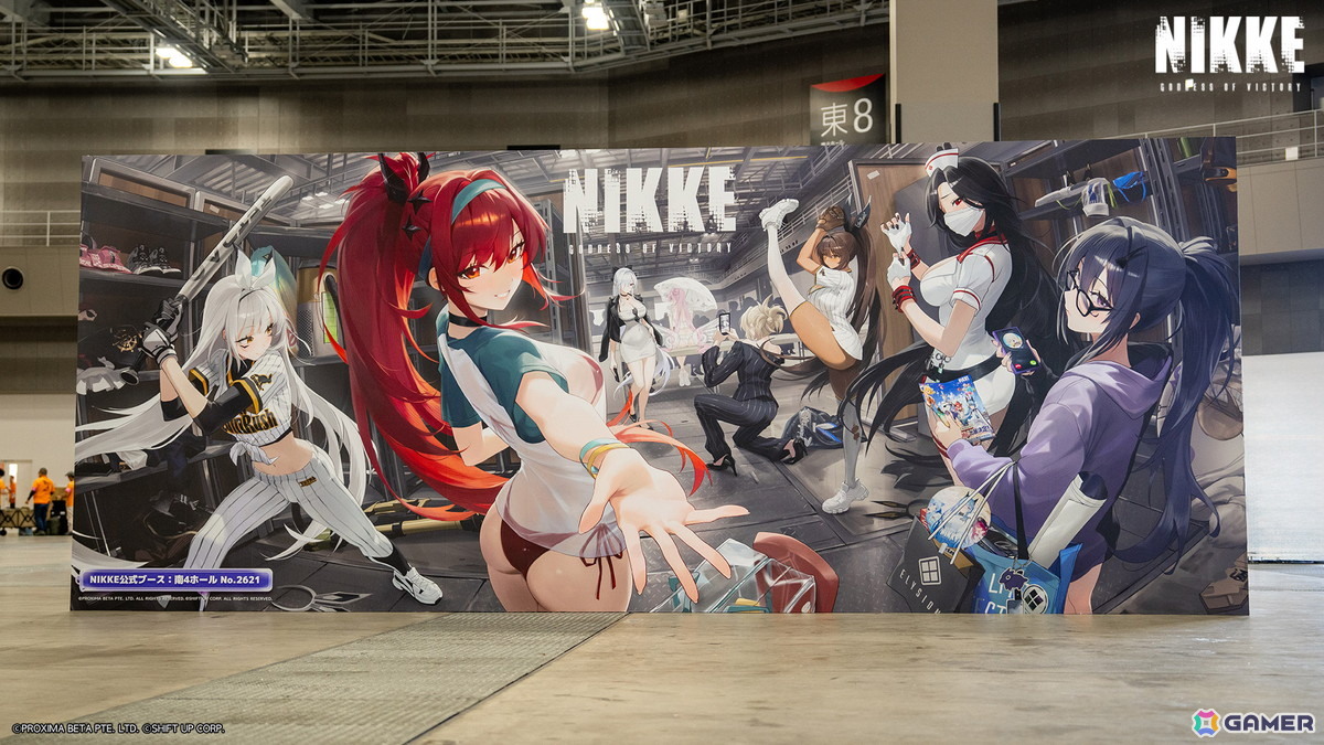 「勝利の女神:NIKKE」水着衣装の公式コスプレイヤーステージやアドマイアー号のフォトスポットに大盛りあがり!コミックマーケット106の出展レポートが到着の画像
