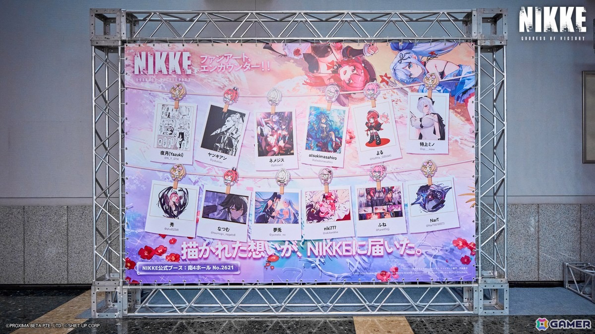 「勝利の女神:NIKKE」水着衣装の公式コスプレイヤーステージやアドマイアー号のフォトスポットに大盛りあがり!コミックマーケット106の出展レポートが到着の画像
