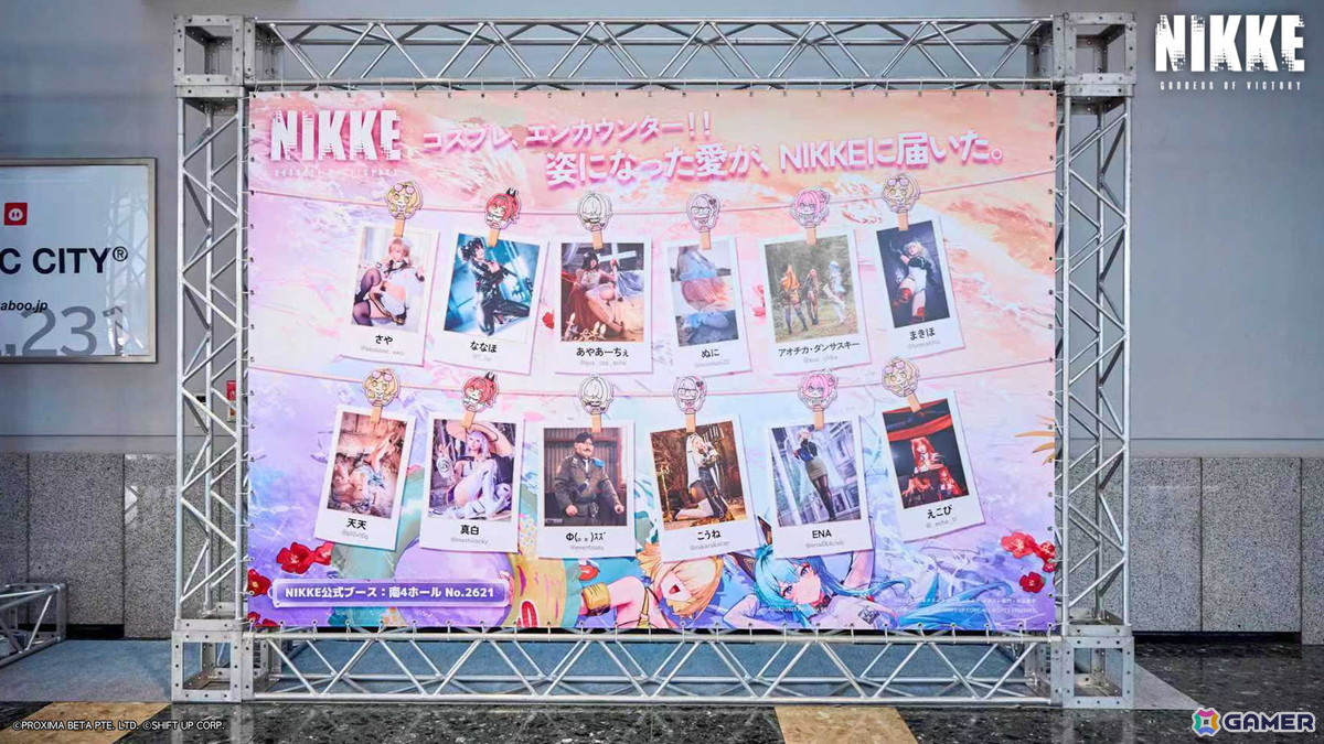 「勝利の女神：NIKKE」水着衣装の公式コスプレイヤーステージやアドマイアー号のフォトスポットに大盛りあがり！コミックマーケット106の出展レポートが到着の画像19