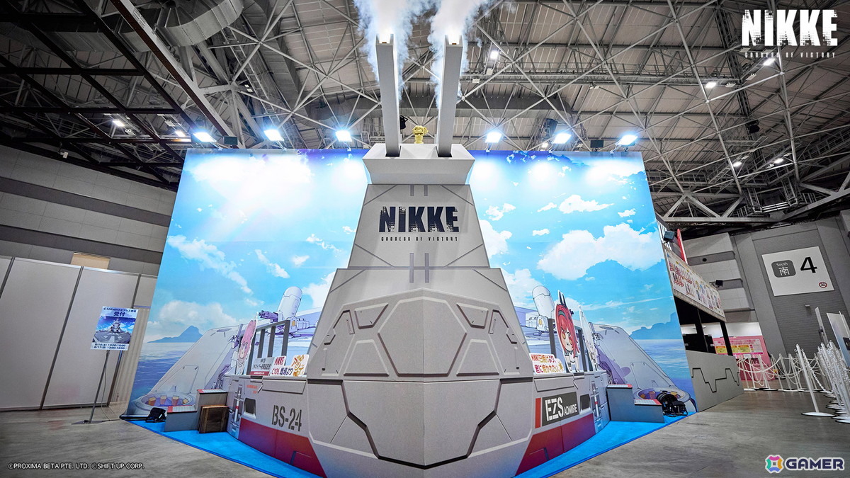 「勝利の女神:NIKKE」水着衣装の公式コスプレイヤーステージやアドマイアー号のフォトスポットに大盛りあがり!コミックマーケット106の出展レポートが到着の画像