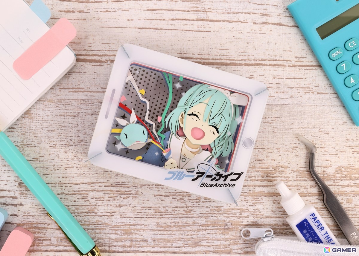 タブレット風のデザインでアロナの笑顔を堪能！「ペーパーシアター