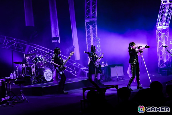 「ナナシス」4UとQOPの対バンライブがついに開催！「FALLING DOWN」「Star☆Glitter」バンドアレンジやコラボ曲「XX-FADE!!」含む新曲3曲も披露された模様をレポートの画像10