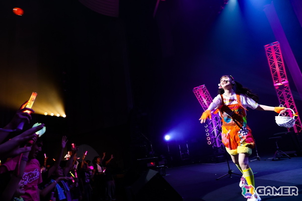 「ナナシス」4UとQOPの対バンライブがついに開催！「FALLING DOWN」「Star☆Glitter」バンドアレンジやコラボ曲「XX-FADE!!」含む新曲3曲も披露された模様をレポートの画像20