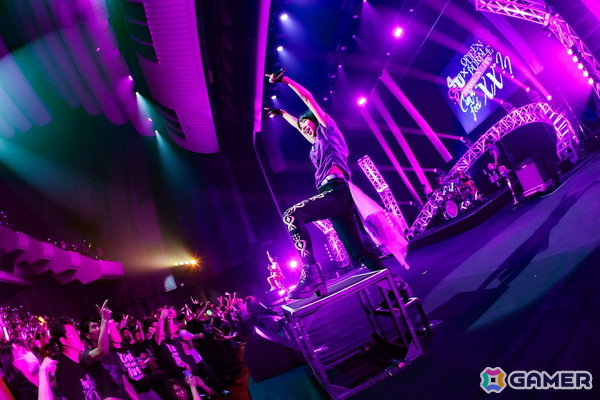 「ナナシス」4UとQOPの対バンライブがついに開催！「FALLING DOWN」「Star☆Glitter」バンドアレンジやコラボ曲「XX-FADE!!」含む新曲3曲も披露された模様をレポートの画像24