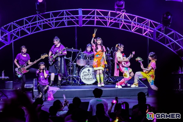 「ナナシス」4UとQOPの対バンライブがついに開催！「FALLING DOWN」「Star☆Glitter」バンドアレンジやコラボ曲「XX-FADE!!」含む新曲3曲も披露された模様をレポートの画像26