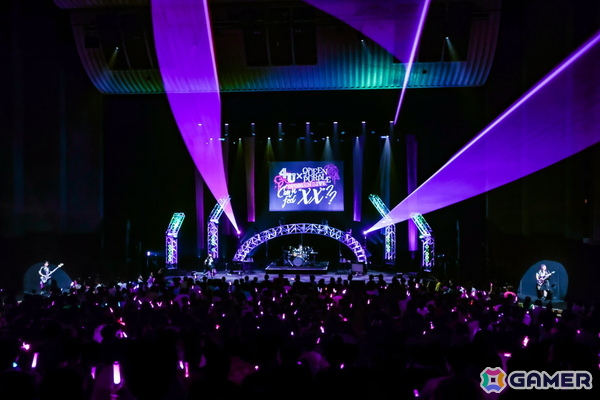 「ナナシス」4UとQOPの対バンライブがついに開催！「FALLING DOWN」「Star☆Glitter」バンドアレンジやコラボ曲「XX-FADE!!」含む新曲3曲も披露された模様をレポートの画像4
