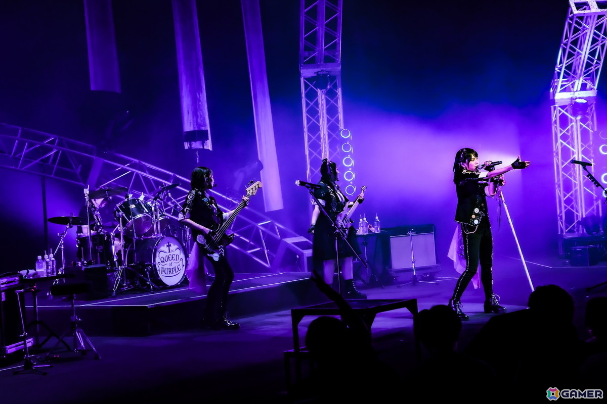 「ナナシス」4UとQOPの対バンライブがついに開催!「FALLING DOWN」「Star☆Glitter」バンドアレンジやコラボ曲「XX-FADE!!」含む新曲3曲も披露された模様をレポートの画像