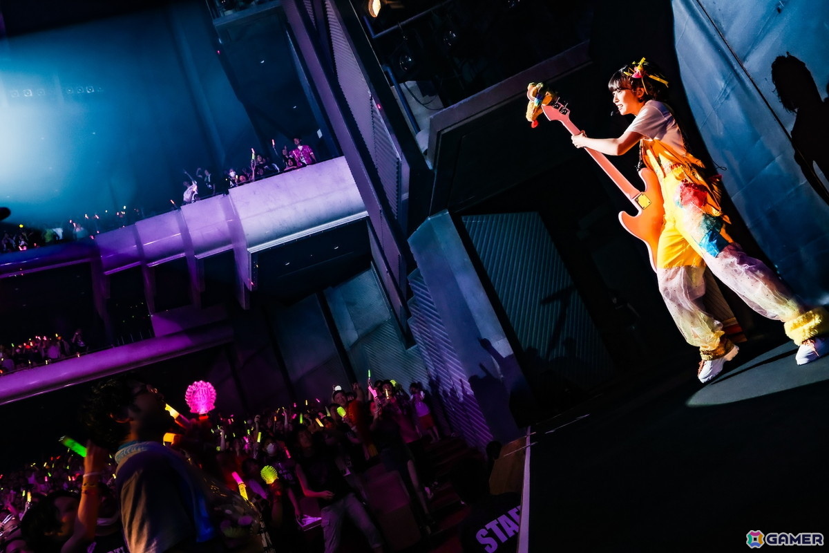 「ナナシス」4UとQOPの対バンライブがついに開催!「FALLING DOWN」「Star☆Glitter」バンドアレンジやコラボ曲「XX-FADE!!」含む新曲3曲も披露された模様をレポートの画像
