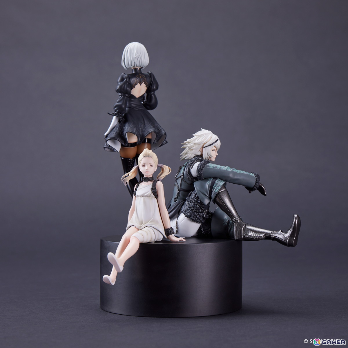 NieR」シリーズ15周年を記念し、スタチューフィギュア、CD、書籍を一つ