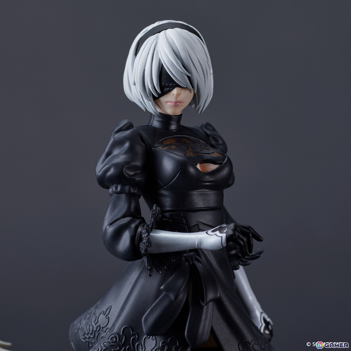 NieR」シリーズ15周年を記念し、スタチューフィギュア、CD、書籍を一つ