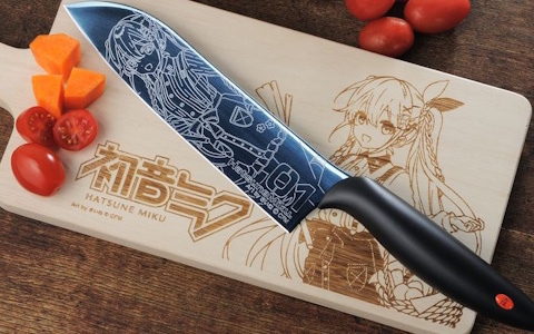 初音ミク×アウトドアグッズブランド「AOZORAGEAR」コラボによるブルーチタン包丁の受注販売が開始！さいね氏描き下ろしイラストを刀身にデザイン