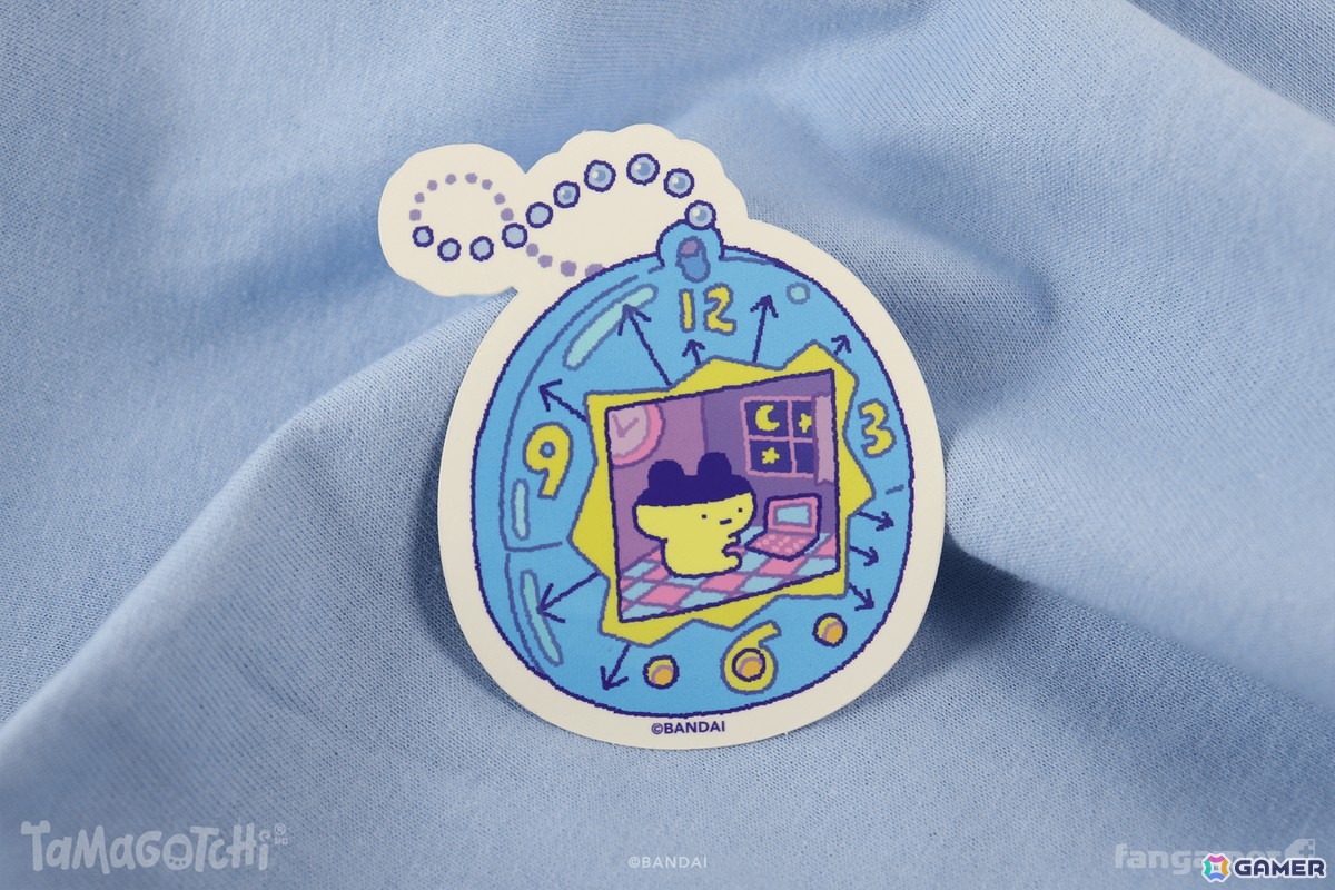 「たまごっち」レンチキュラーピンバッジ&ずっとともだっち! TシャツがFamgamerより登場!の画像