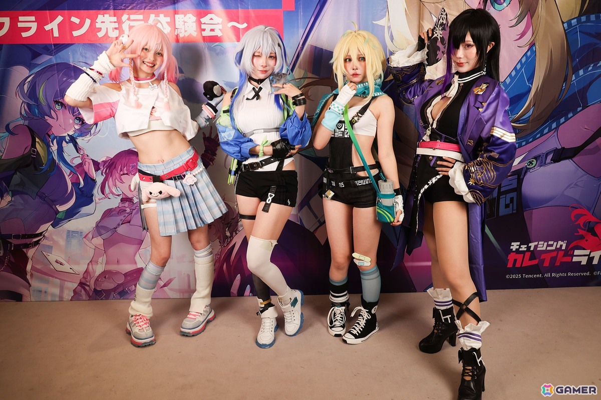 写真左から、ゲーム内に登場するキャラクターのアドール、ナナ、プローム、紫式部に扮したコスプレイヤー。