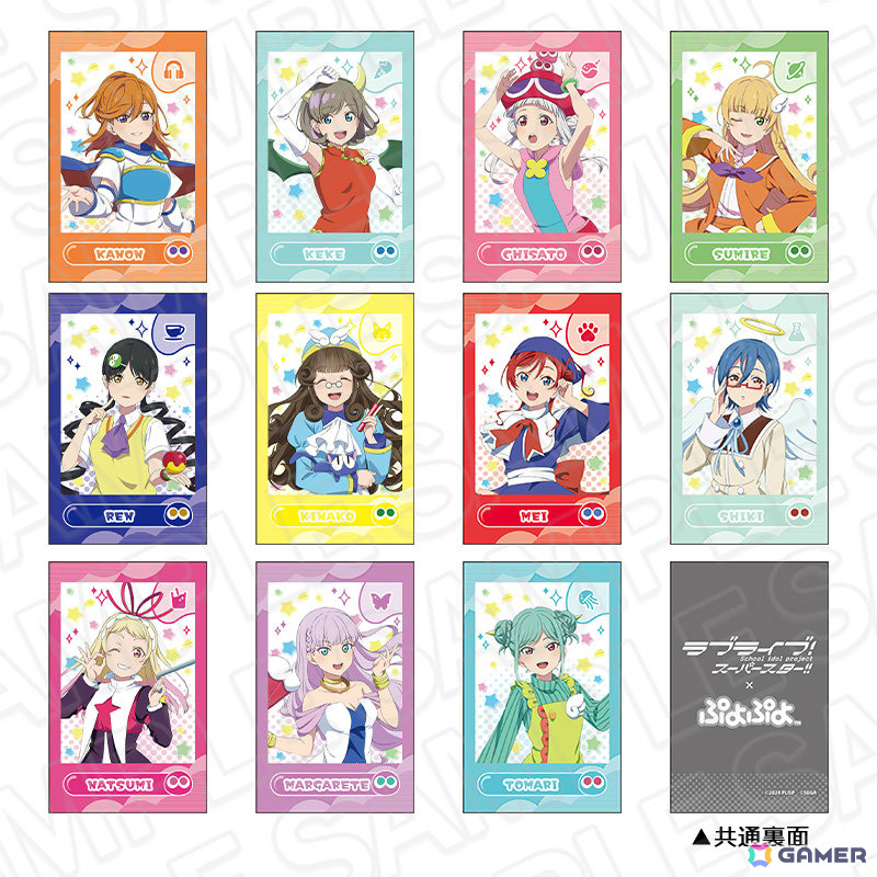 京まふ2025で販売されている「ラブライブ！シリーズ×ぷよぷよ」グッズの同時通販が開始！スクエアカンバッジやアクリルジオラマなどがラインナップの画像