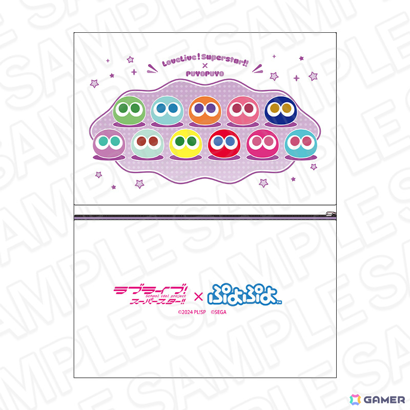 京まふ2025で販売されている「ラブライブ！シリーズ×ぷよぷよ」グッズの同時通販が開始！スクエアカンバッジやアクリルジオラマなどがラインナップの画像
