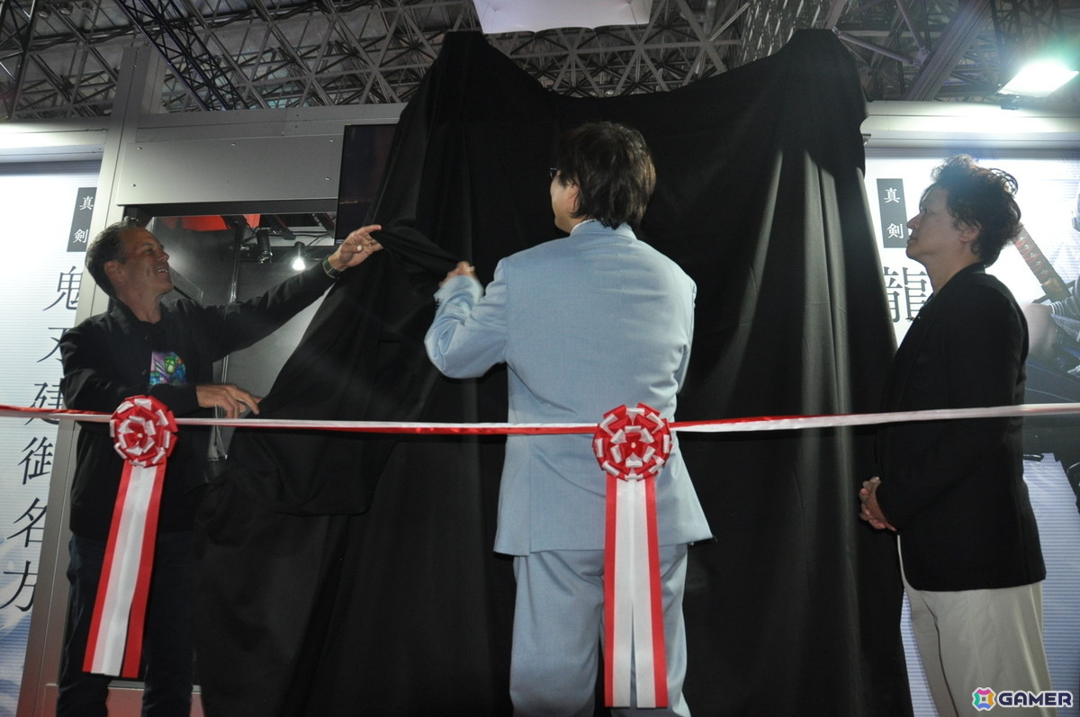 「NINJA GAIDEN 4」開発に携わった3社のトップが集結。ヤクモの鬼刃建御名方、リュウ・ハヤブサの龍剣の“実物（真剣！）”をお披露目【TGS2025】の画像