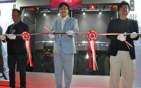 「NINJA GAIDEN 4」開発に携わった3社のトップが集結。ヤクモの鬼刃建御名方、リュウ・ハヤブサの龍剣の“実物（真剣！）”をお披露目【TGS2025】