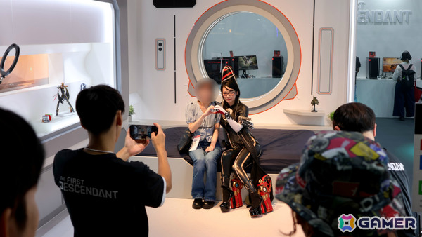 「The First Descendant」ホバーバイクやラウンジを再現したフォトスポットでコスプレイヤーと記念写真を撮ろう！の画像5