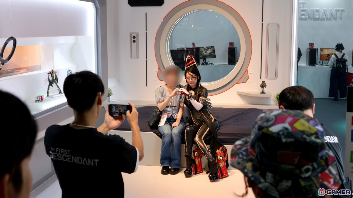 「The First Descendant」ホバーバイクやラウンジを再現したフォトスポットでコスプレイヤーと記念写真を撮ろう!の画像