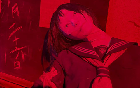 「SILENT HILL f 残置物展」レポート：ゲームの世界に迷い込んだような空間で体験する、“手のひらで味わう”謎解きの手応え【TGS2025】