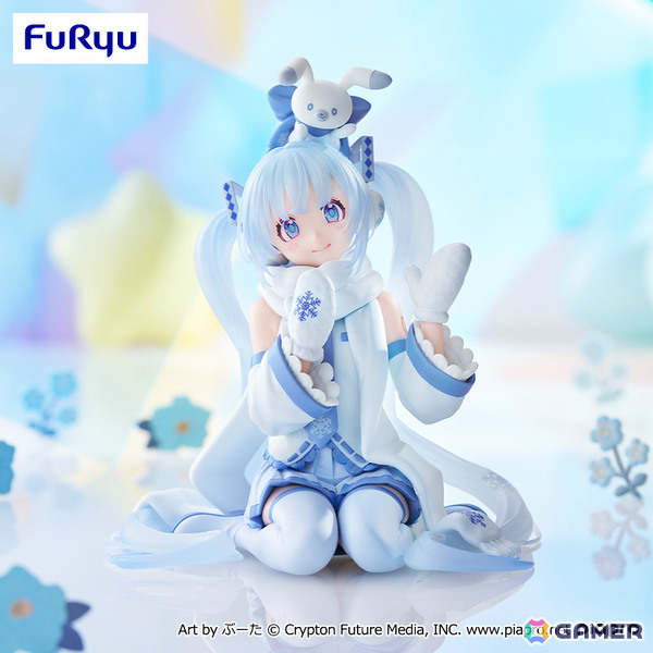 「雪ミク」がフリュー初のプライズ化！ぶーた氏のイラストをもとにしたぬいぐるみやアクスタ、ぬーどるストッパーなどが登場の画像4