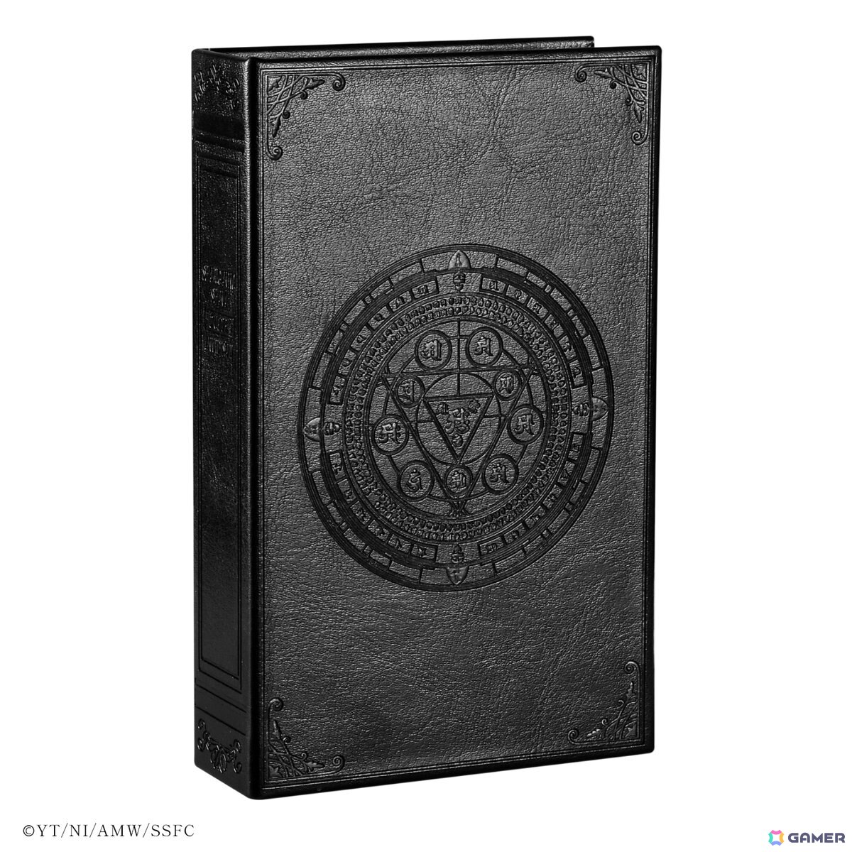 “存在の力”を繰る自在法。その力を宿す魔導書のようなウォッチボックス。ブラックのPUレザー仕上げで、自在法の刻印と20周年記念の文字をエンボス加工。